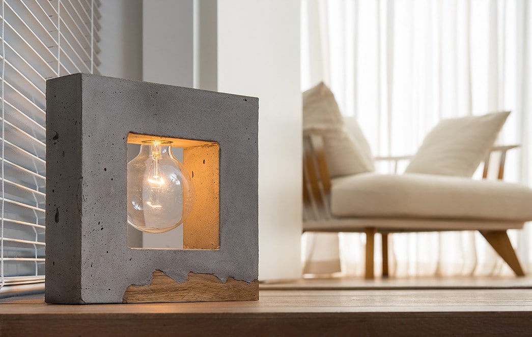 Inscrito : une petite lampe en bois et en béton Inscrito : une petite lampe en bois et en béton